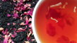 Černý čaj Ceylon s růží před přípravou a list