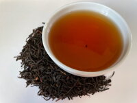 Černý azorský čaj Pekoe nálev a list.