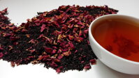 Černý čaj Ceylon s růží před přípravou a nálev