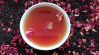 Černý čaj Ceylon s růží před zalitím