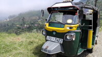 Tuktuk zaparkovaný na kopci nad městečkem. Tuktuk zaparkovaný na kopci nad městečkem.