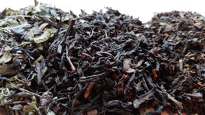 OCHUTNEJTE Azorský zelený a černý sypaný čaj.